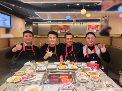 Un client étranger visite Oriental Shimao et renforce la coopération en matière de remorques alimentaires