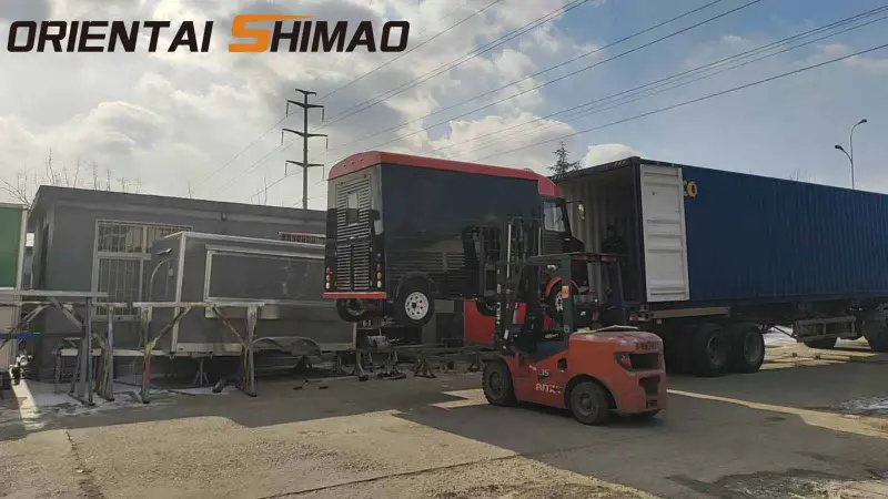 Le processus professionnel de chargement des conteneurs garantit une livraison mondiale sûre du Food Truck Citroën